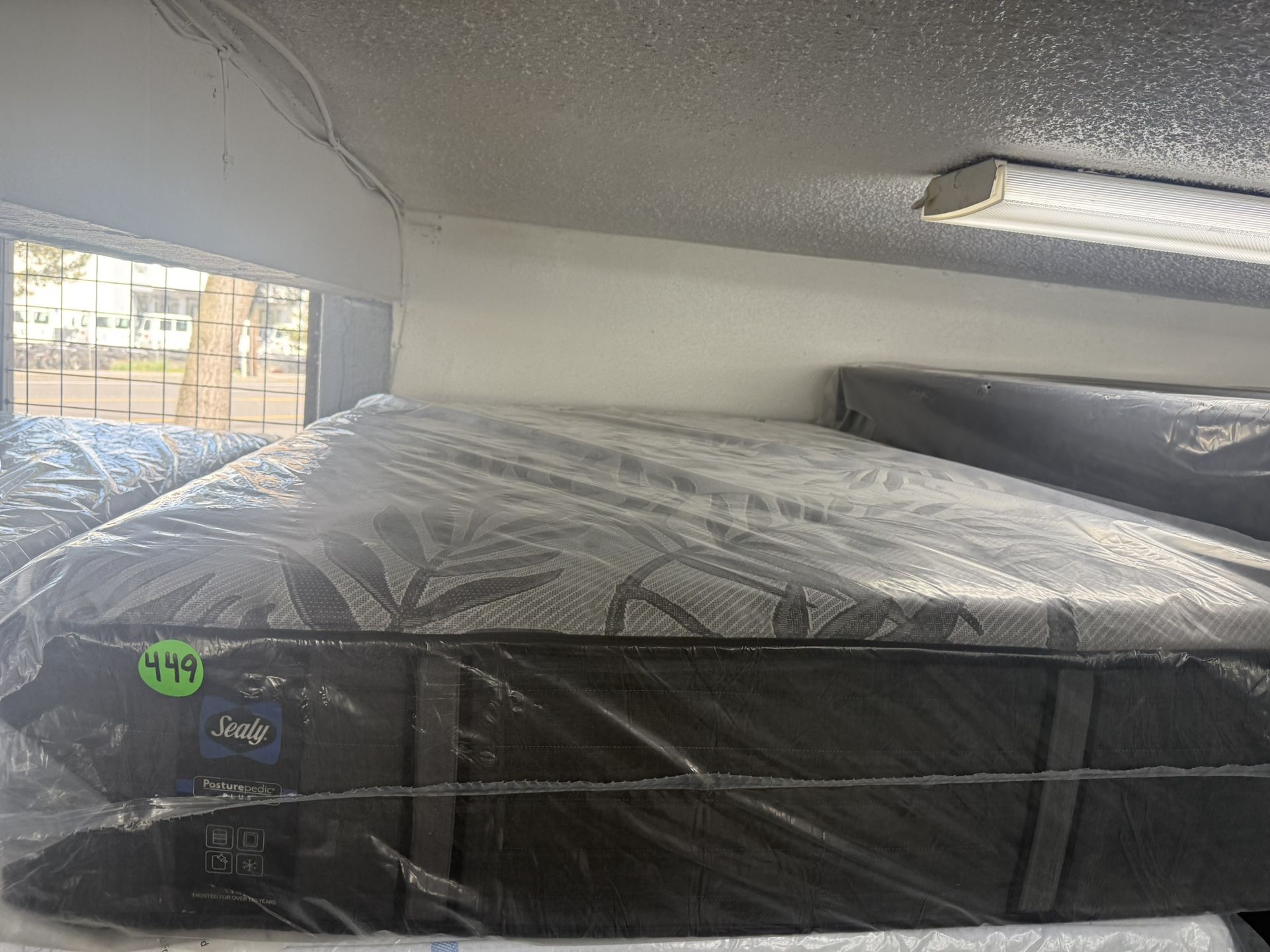 FULL SIZE SEALY POSTUREPEDIC PLUS MATTRESS & BOX SPRING BED SET