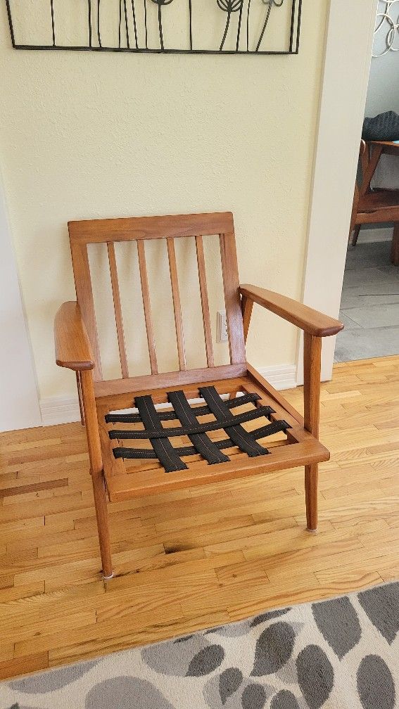 Mid-century Modern Lounge Chair 