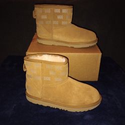 EUC UGG Australia Classic Mini printed Boot Men's Size 6 women's size 7.5