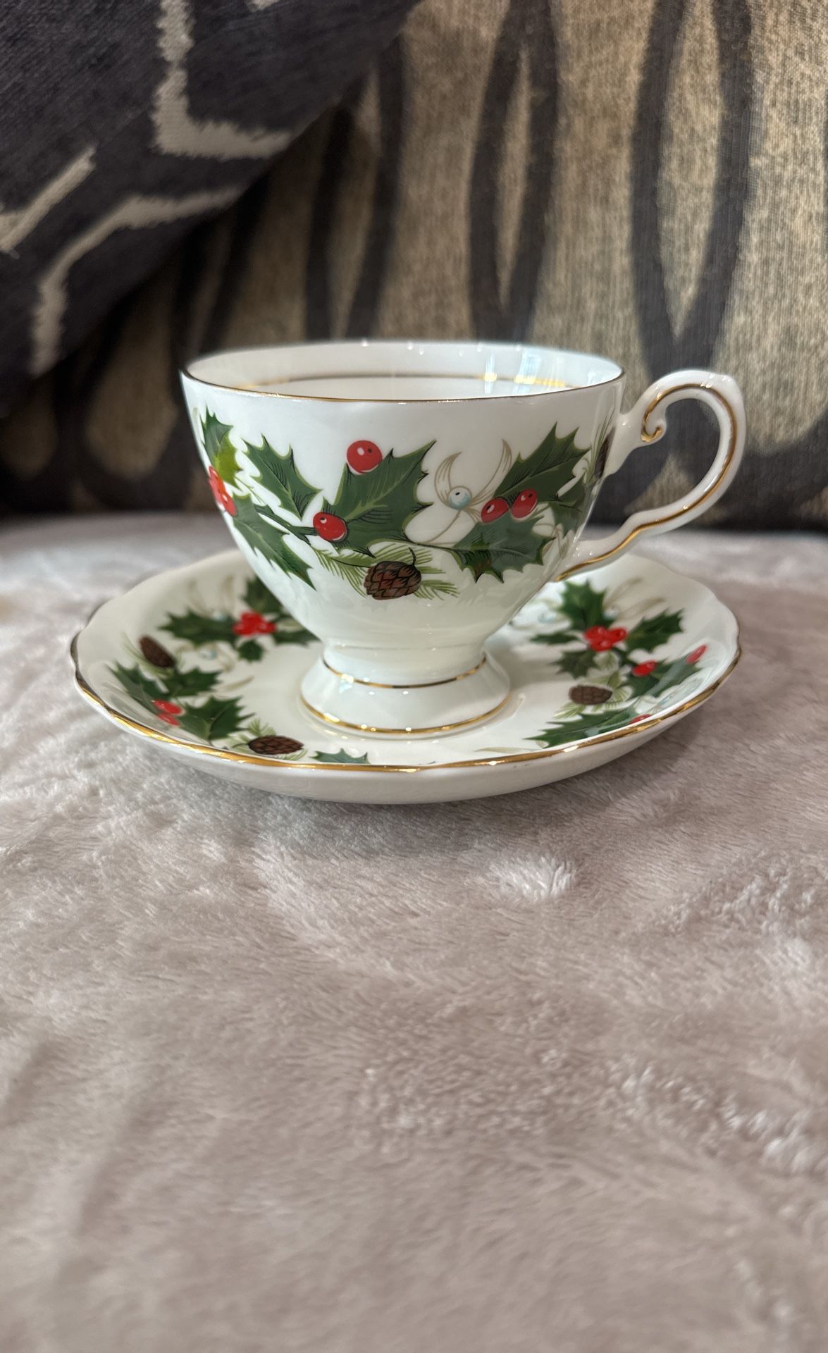 VTG Royal Chelsea NOEL Bone China Christmas Teacup & Saucer Set Gold Trim Holly