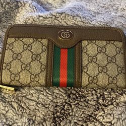 Gucci Classic Zip Up Wallet