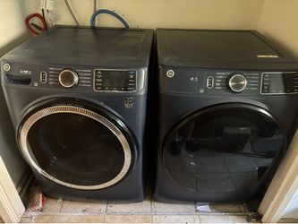 GE front loading washer and dryer (gas) set