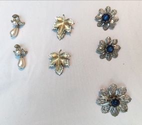 3 beautiful vintage clip on earrings with a matching brooche.

Pictures are of the actual lot you will receive. 

Cash and carry only