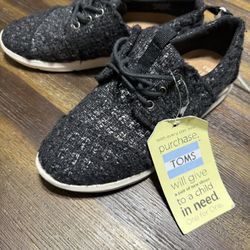 Women’s Size 5.5 Toms