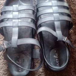 Girls Sandals Good Condition Size 7$7.00  