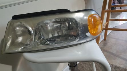 Driver headlight 2000 Lincoln Navigator