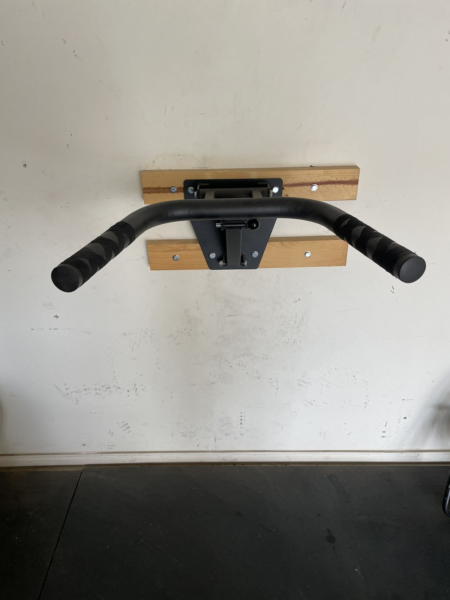 Pull Up Fringe Sport Wall Mounted Dip Bar 600-lb Capacity