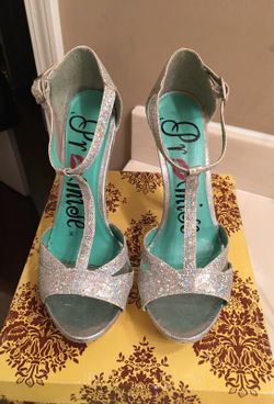 Promise U silver glitter heels