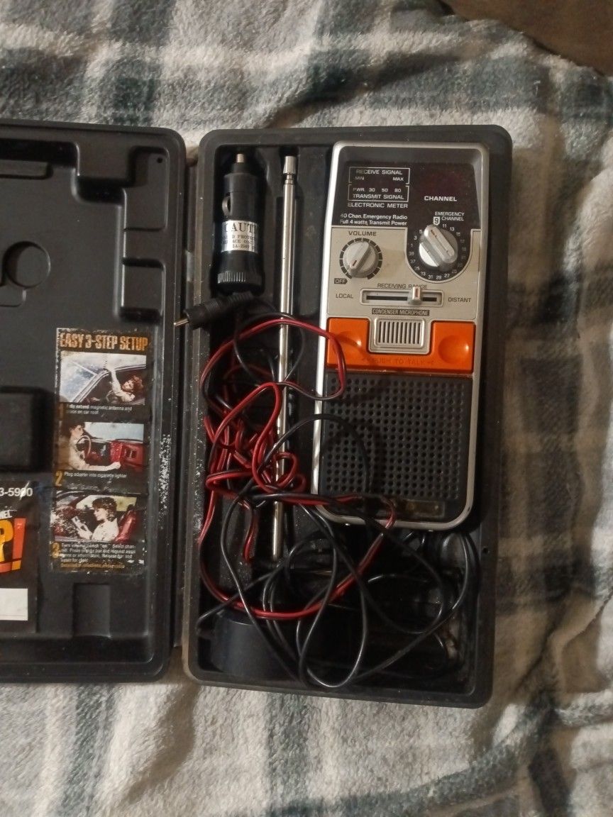 Vintage GE Full Power 40 Channel 2 Way Citizen's Band Radio.