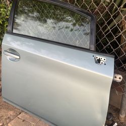 RIGHT FRONT DOOR FOR 2020-2015 TOYOTA PRIUS 3ER GENERATION LIGHT GREEN COLOR (SMALL DENTS).