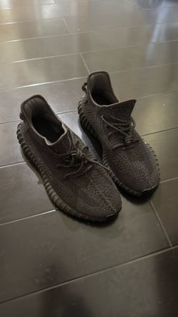 YEEZY SIZE 12.5