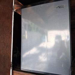 Arctic King mini refrigerator works perfectly without any issues