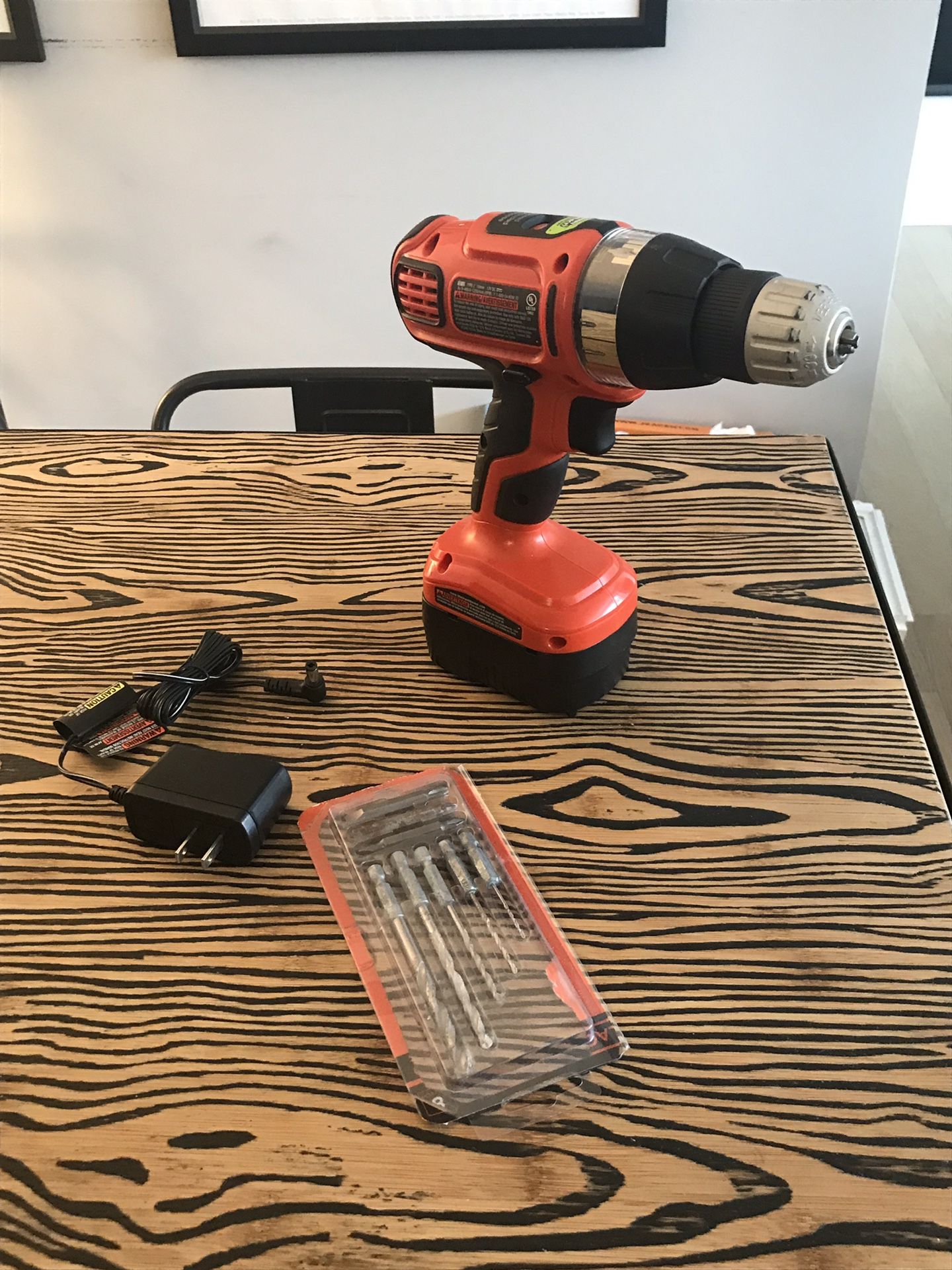 Black & Decker 12v Drill w/ charger