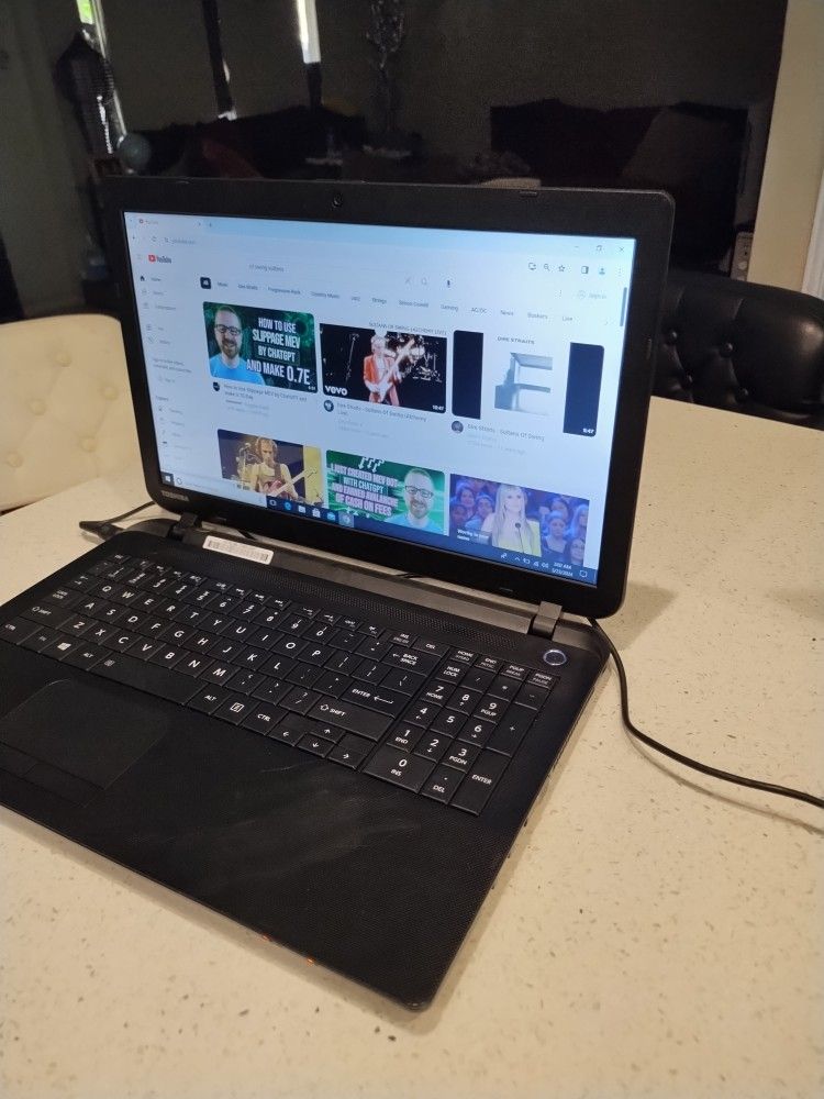 laptop toshiba, Windows 10, webcam, clean system, everything works, 4 gb. ram, 500 gb. h.d. no issues, pick up only, no delivery. Almeda mall area. 