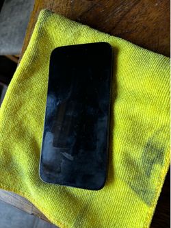 Tengo un iPhone 14 Pro Max en buenas condiciones listo para ponerle una línea nomás 126 gigabytes $230