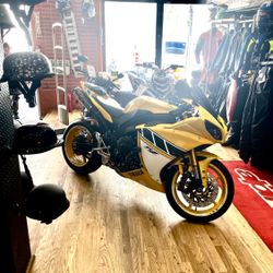 2009 YAMAHA R1. 4K Miles 