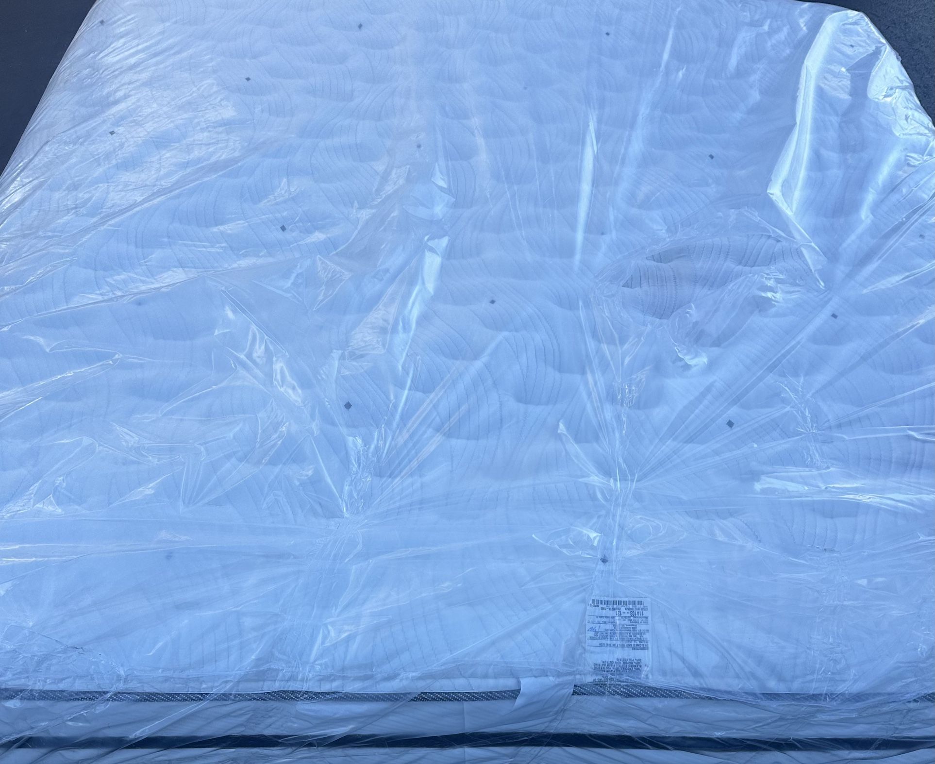 Beautyrest black king mattress and box spring 