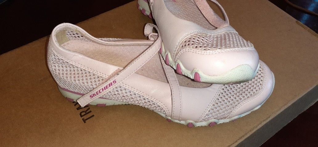 Girls. Skecthers. Pink. US 6, EUR 36. New, no box.
