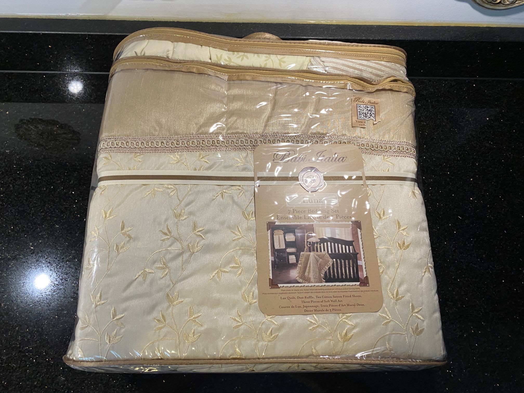 Babi Italia Luna 7-pc Crib Bed Set: Quilt,Dust Ruffle,2 Fitted Sheets,3 Wall Art