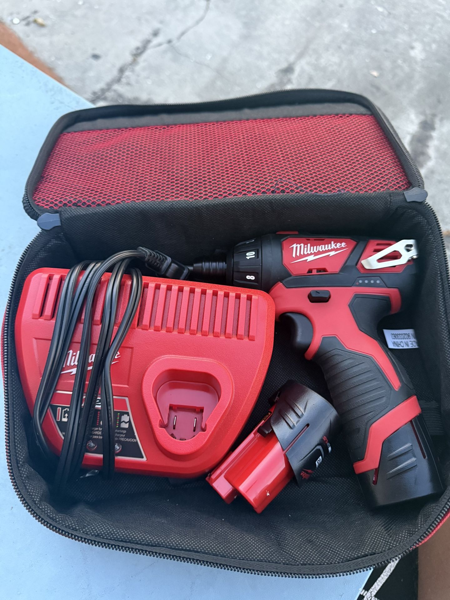 Milwaukee Cordless Drill/Driver Kit – Excellent Condition