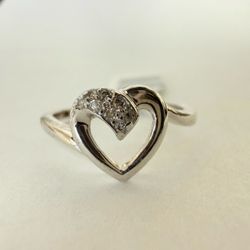 10K White Gold & Diamonds Heart Ring