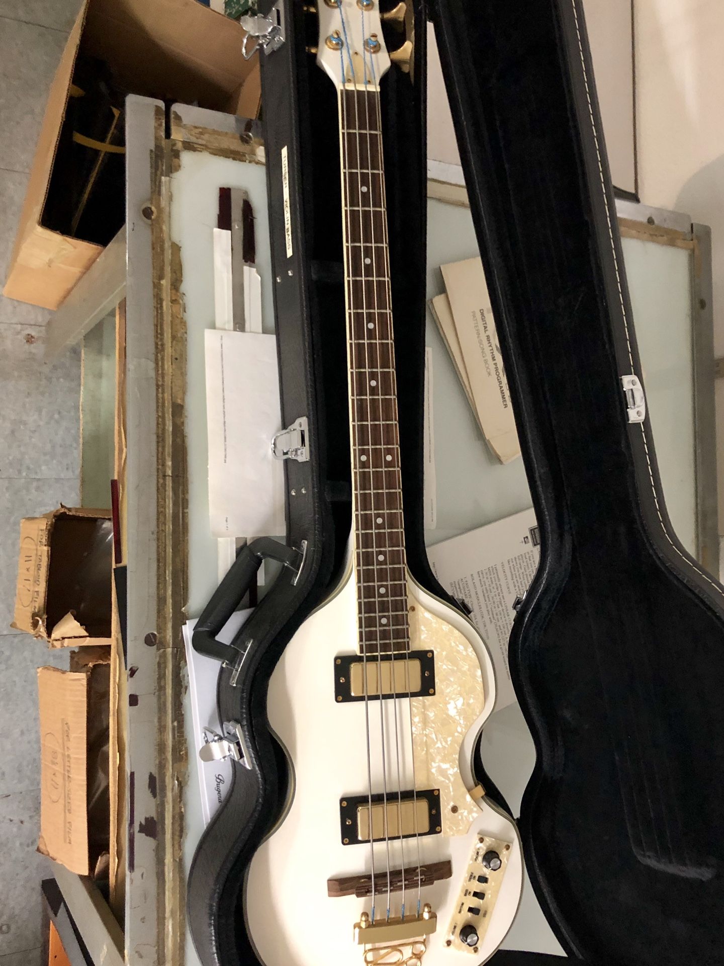 Jay Turser Violin Bass guitar - Hofner clone