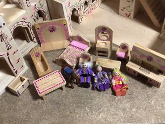 Melissa & Doug folding castle Execellet condition