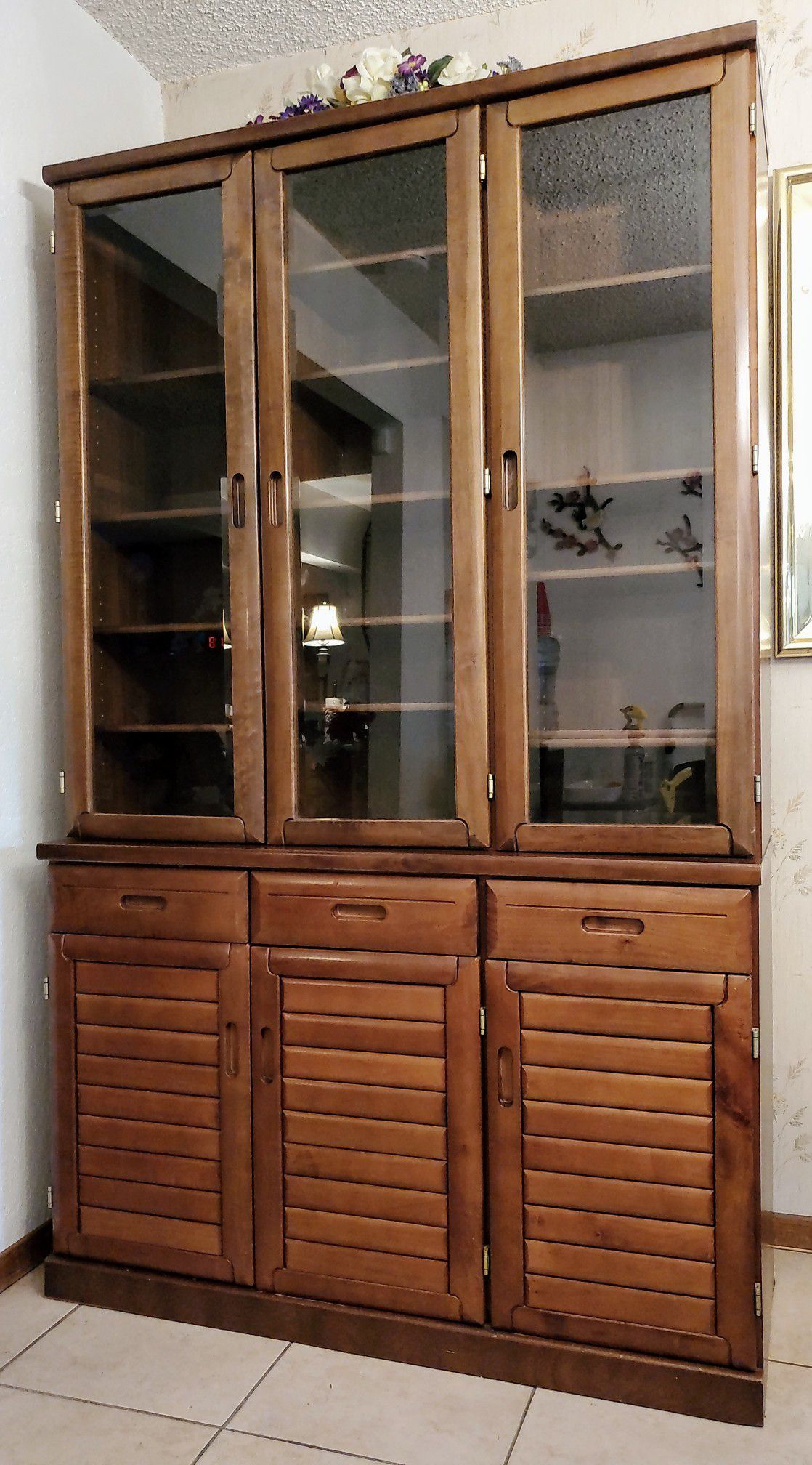 Beautiful Showcase Cabinet - Excellent Condition (worth $2,000)