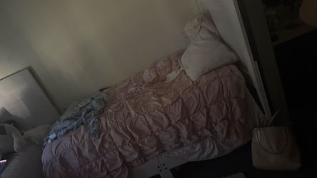 White twin size bed
