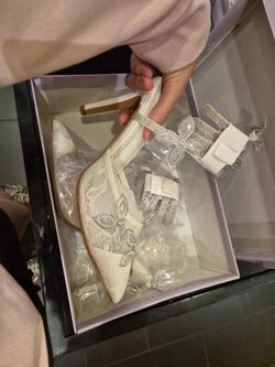 WHITE LACE STILETTO WITH SPIRAL
