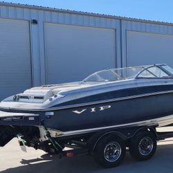 2004 VIP Vantage –29 Hrs 5.0L Mercruiser-runs-trailer-needs interior 