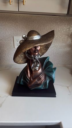 Upper body lady statue