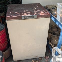 Vintage Imperial Chest Freezer - NOT COOLING
