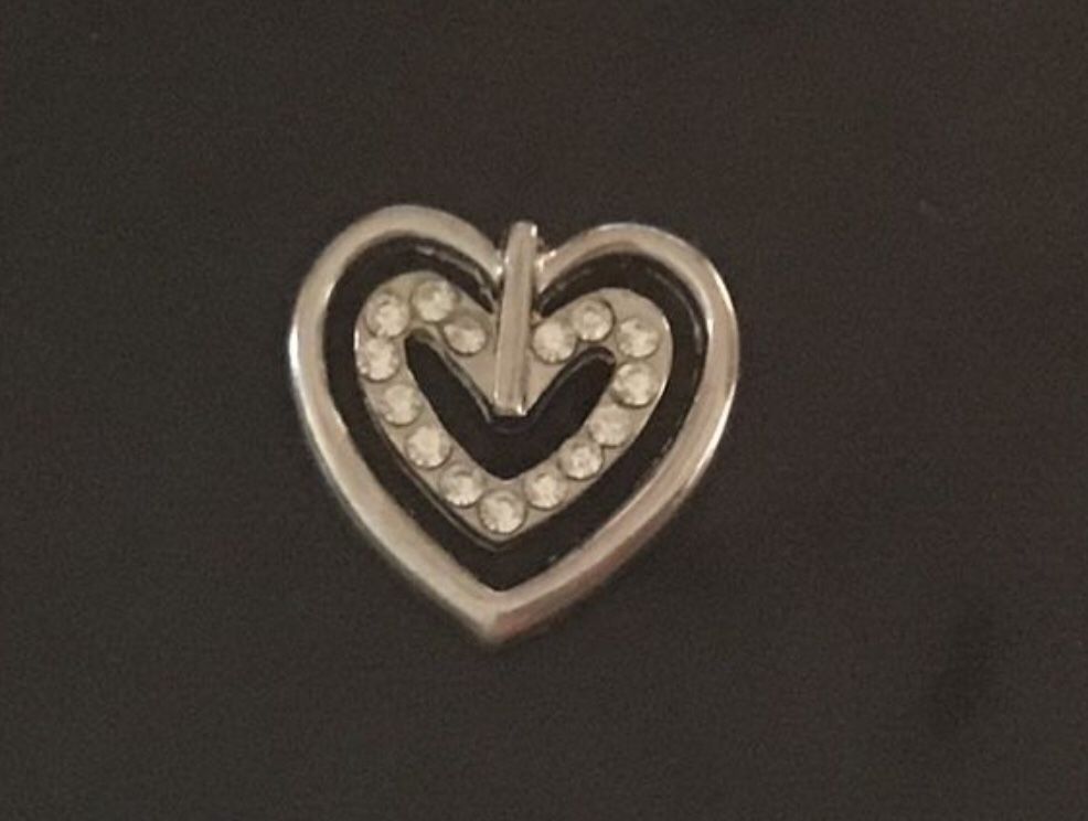 New Cookie Lee Heart of Rhinestone Silver Tone Double Design Brooch. / Cookie Lee Pin De Corazón Doble Plateado Con Cristales Tallados.