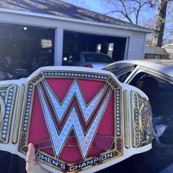 REAL WWE BELT WITH SASHA BANKS SIGNATURE 