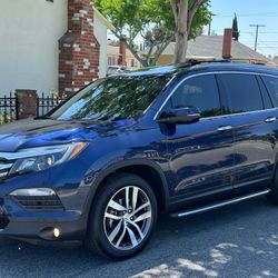 2017 Honda Pilot TOURING w/Blind Spot w/Sens w/DVD Pkg, 1 Owner , Clean Title