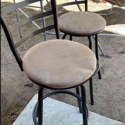 2 Swivel barstools 