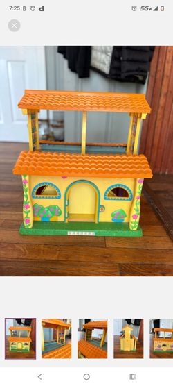 Vintage Dora the explorer house with accessories