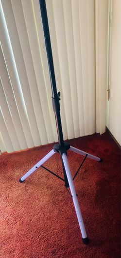 White dj speaker stand
