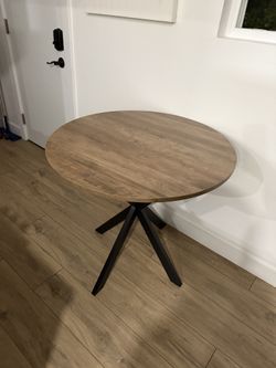 Round Table -31.5” With metallic black Legs