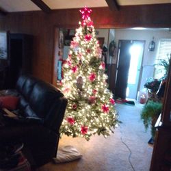 7.5 Prelit Tree With Ornaments And Bows 