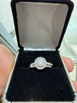 14 Carats White Gold , Natural Diamond Size 7 1/2