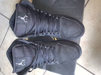 Jordan 1 mid triple black