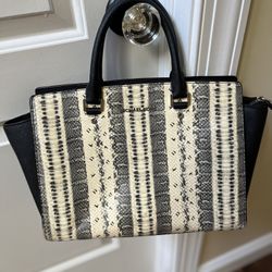 Woman’s handbag pocketbook authentic Michael Kors classy bag