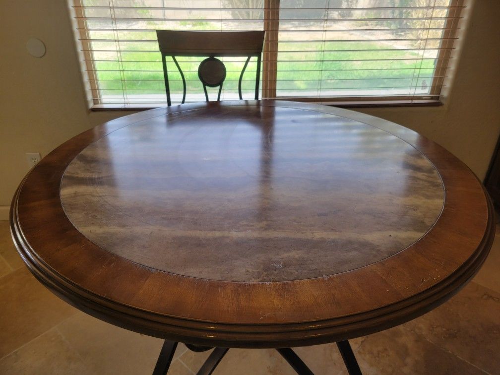 Dining table with 4 Chairs