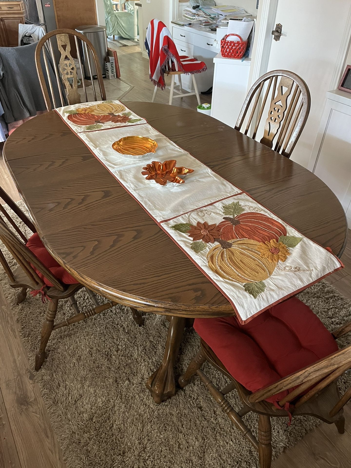 Beautiful Solid Oak Table With 6 Chairs And Two Leaves