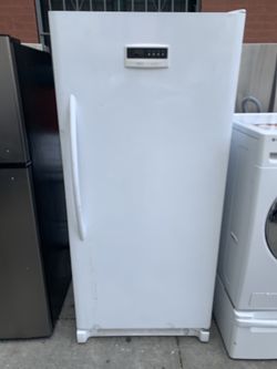 Freezer 32”x 72” Frigidaire