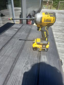 Dewalt drill with battery and extension piece
