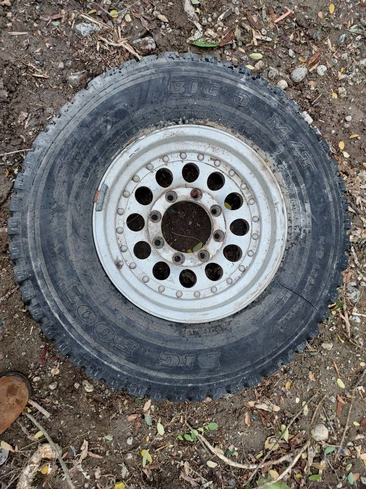 1 aluminum rim, should fit 92' - 97' F250 truck Tire doesn't hold air. $75
