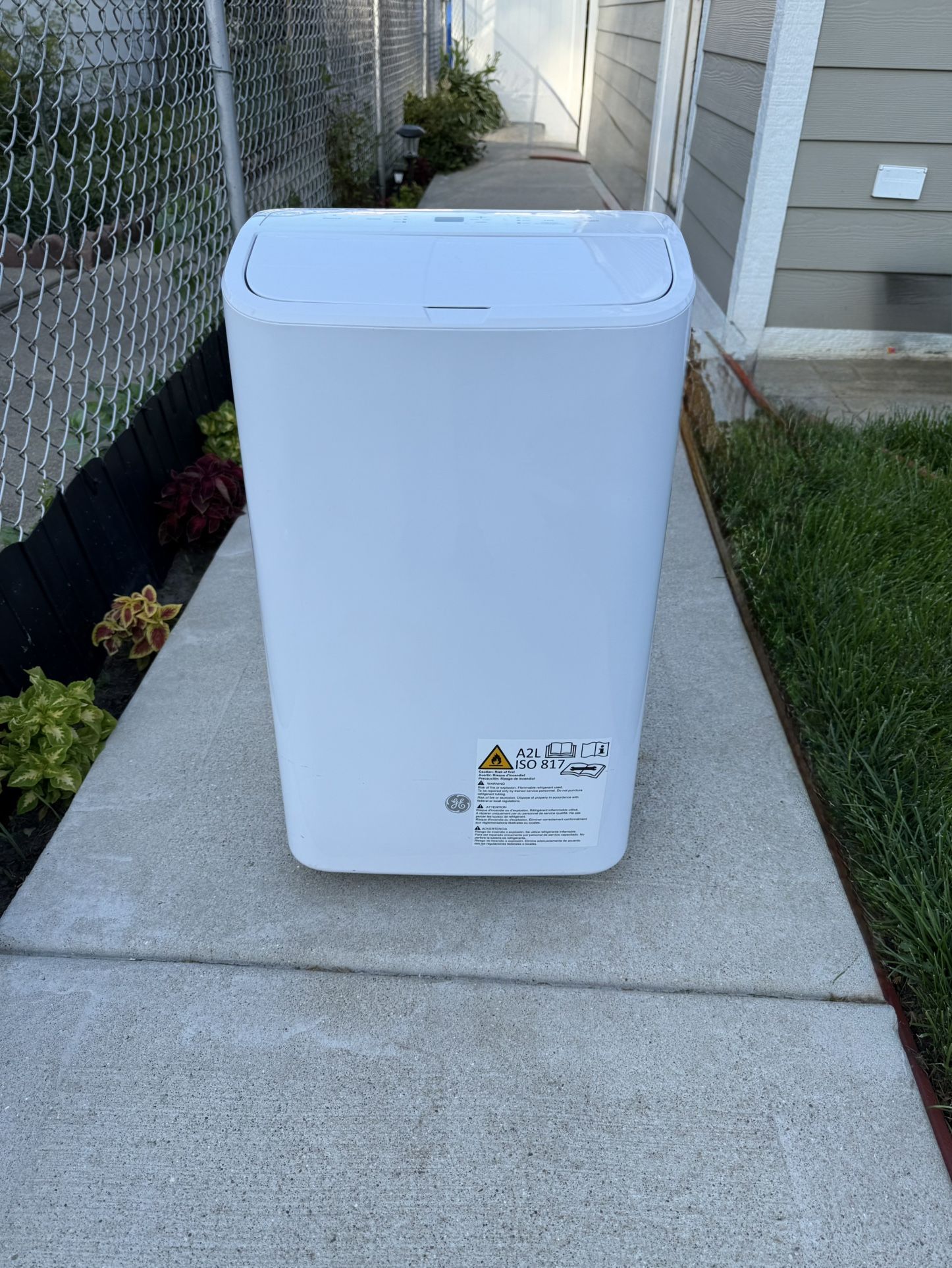 G.E. PORTABLE AIR CONDITIONER IN EXCELLENT CONDITION. USED FOR ONLY ONE SEASON. NO SMOKING, NO PETS HOME. VERY CLEAN UNIT. $250.00 OR BEST OFFER.